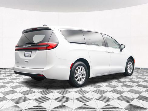 Used 2023 Chrysler Pacifica Touring-L FWD image 43