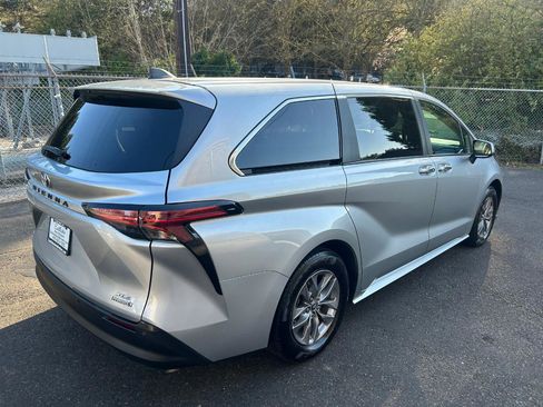 Used 2022 Toyota Sienna XLE image 5