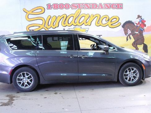 Used 2022 Chrysler Pacifica Touring image 1