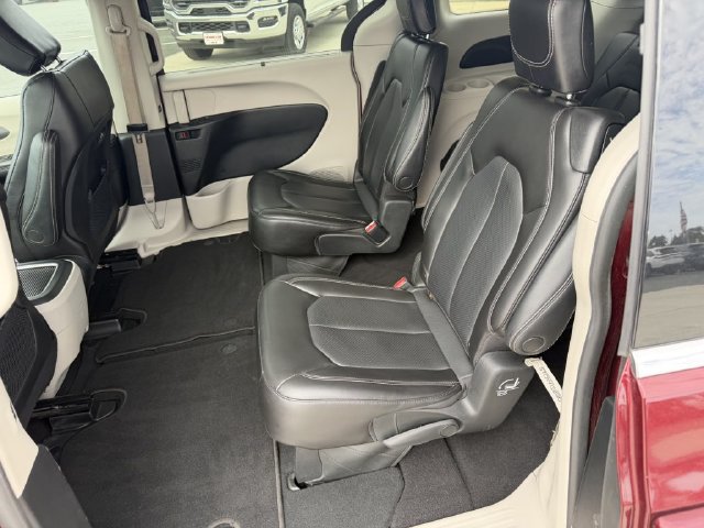 Used 2023 Chrysler Pacifica Touring-L FWD image 14
