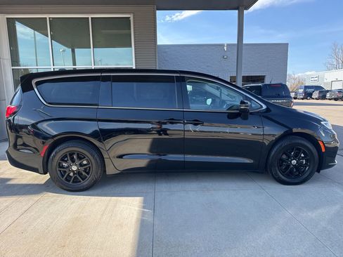 Used 2024 Chrysler Pacifica Touring-L image 9