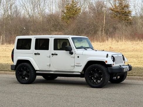 Used 2013 Jeep Wrangler Unlimited Sahara w/ Dual Top Group AWD/4WD image 22