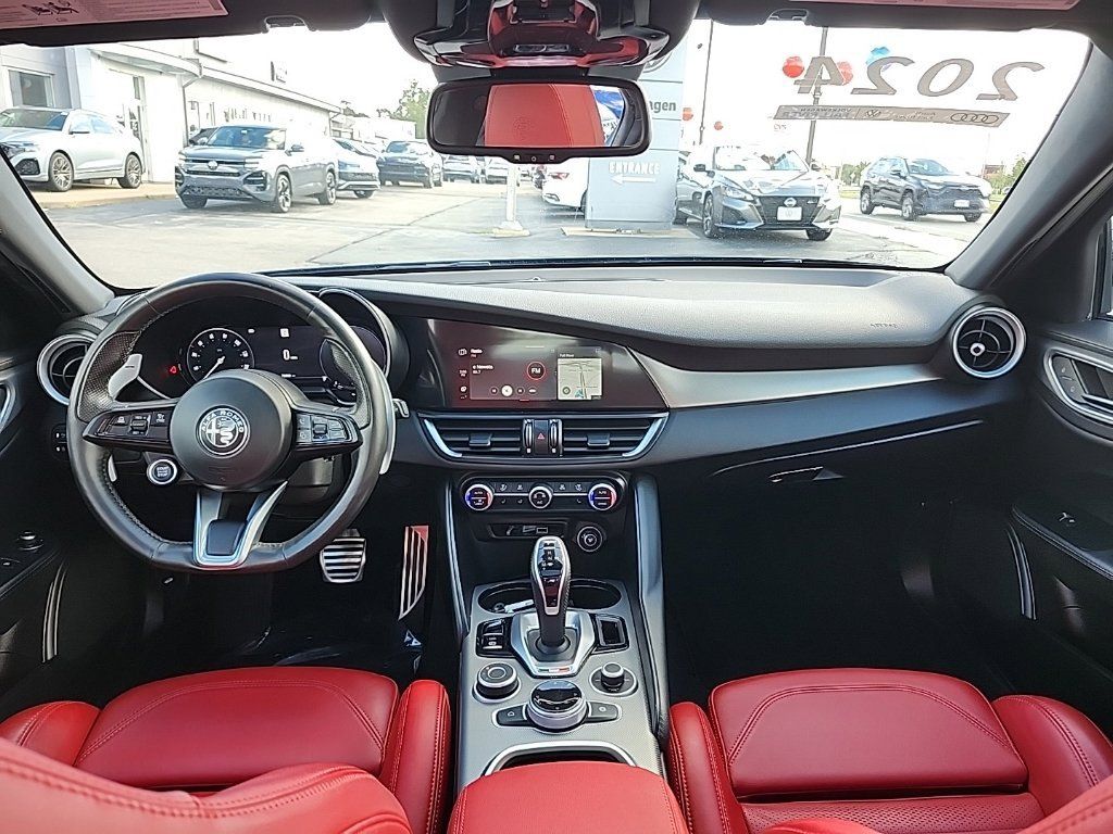 Used 2024 Alfa Romeo Giulia Veloce AWD/4WD image 16