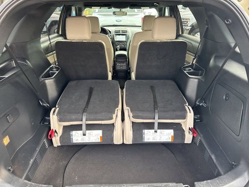 Used 2018 Ford Explorer XLT w/ Equipment Group 202A image 9