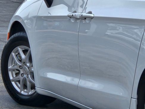 Used 2024 Chrysler Pacifica Touring-L FWD image 16