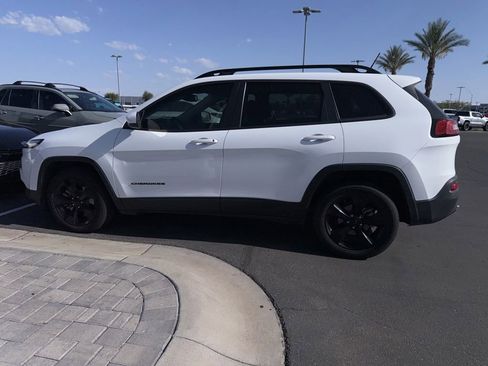 Used 2018 Jeep Cherokee Latitude w/ Altitude Package FWD image 8