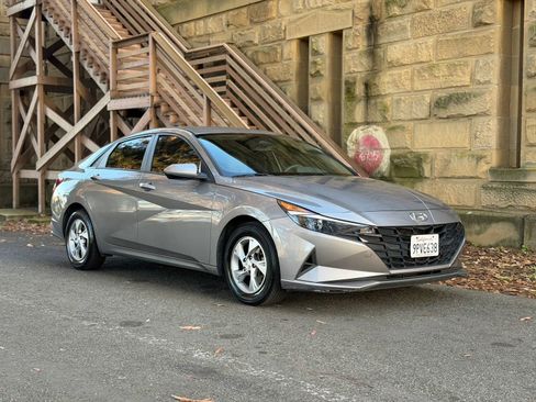 Used 2021 Hyundai Elantra SE FWD image 2