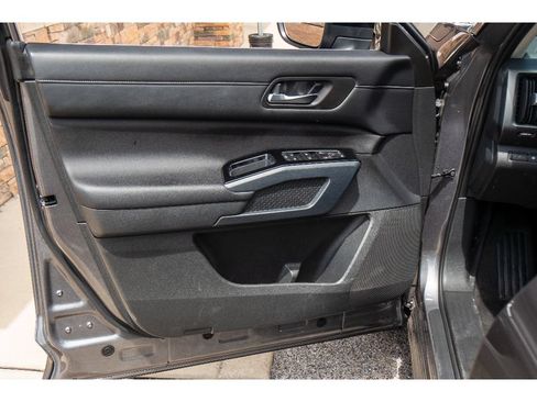 Used 2023 Nissan Pathfinder SL w/ Black Appearance Package AWD/4WD image 9