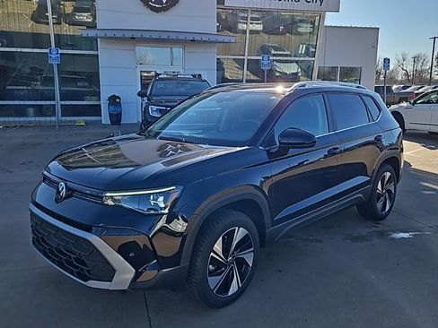 New 2026 Volkswagen Taos SE image 1