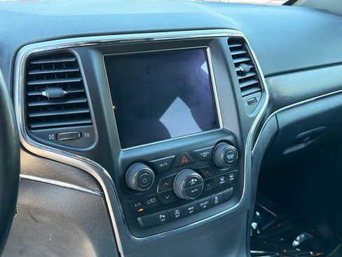 Used 2018 Jeep Grand Cherokee Limited image 27