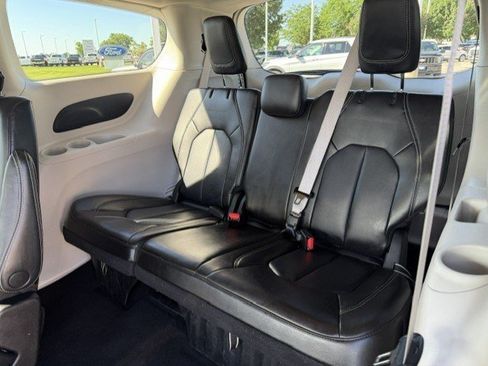 Used 2023 Chrysler Pacifica Touring-L FWD image 31