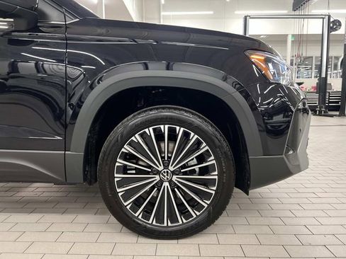 New 2026 Volkswagen Taos SE FWD image 3