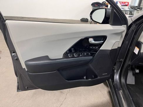 Used 2018 Kia Niro EX Premium image 23