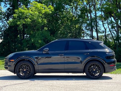 Certified 2025 Porsche Cayenne E-Hybrid AWD/4WD image 2