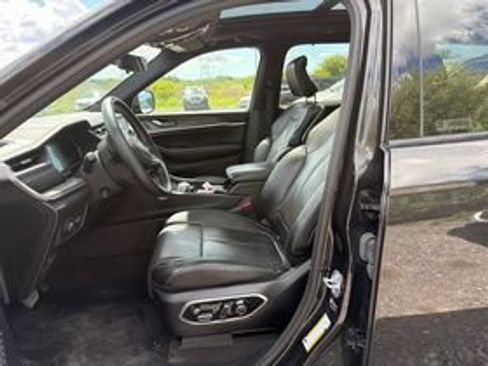 Used 2022 Jeep Grand Cherokee L Overland w/ Luxury Tech Group IV AWD/4WD image 9