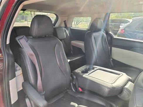 Used 2024 Kia Carnival LX FWD image 24