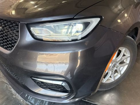 Used 2023 Chrysler Pacifica Touring-L FWD image 9