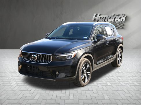 Used 2025 Volvo XC40 B5 Core image 6