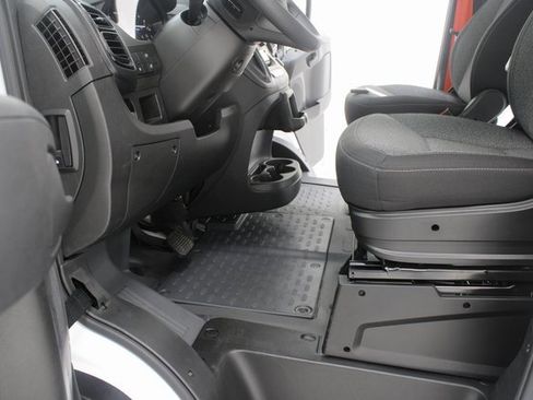 Used 2025 RAM ProMaster 2500 w/ Convenience Group image 15