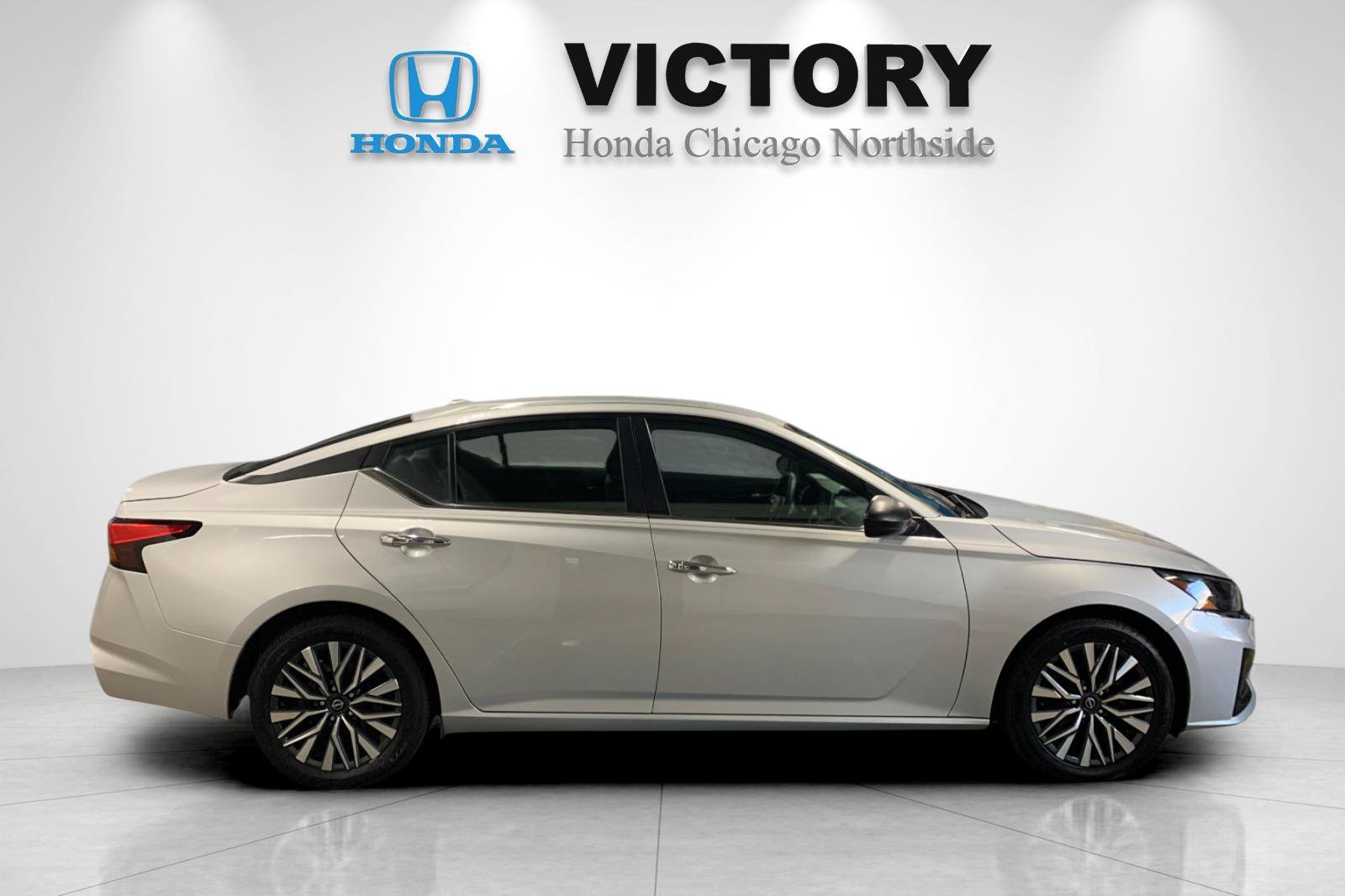 Used 2024 Nissan Altima 2.5 SV FWD image 2
