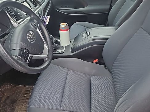 Used 2016 Toyota Highlander LE AWD/4WD image 10