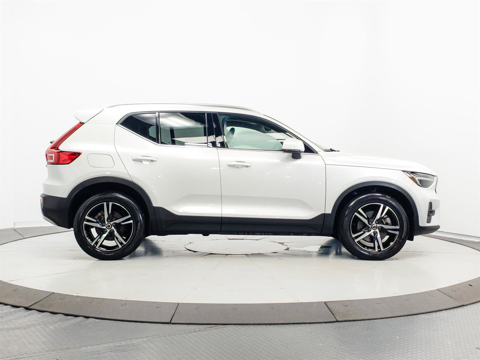 Used 2023 Volvo XC40 B5 Plus AWD/4WD image 13