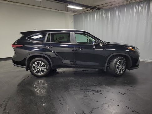 Used 2024 Toyota Highlander XLE AWD/4WD image 9