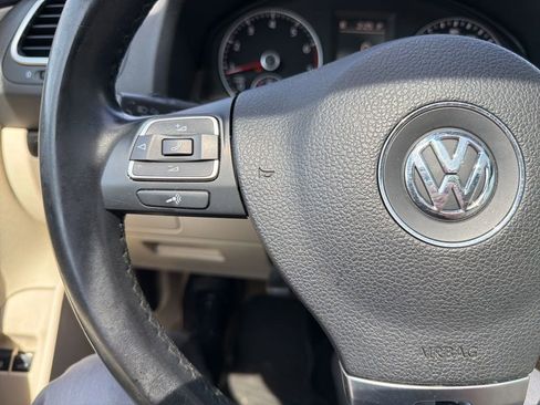 Used 2013 Volkswagen Eos Lux FWD image 14