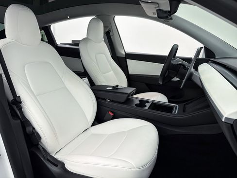 Used 2021 Tesla Model Y Long Range image 25