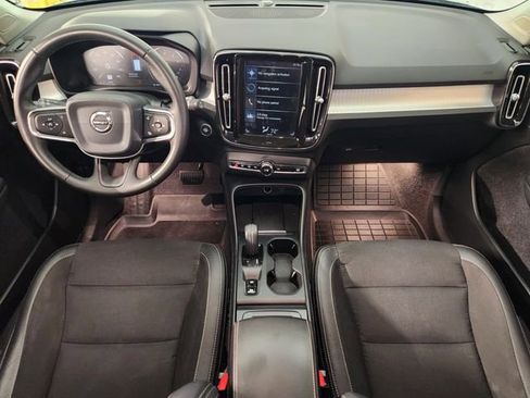 Used 2020 Volvo XC40 T4 Momentum FWD image 4