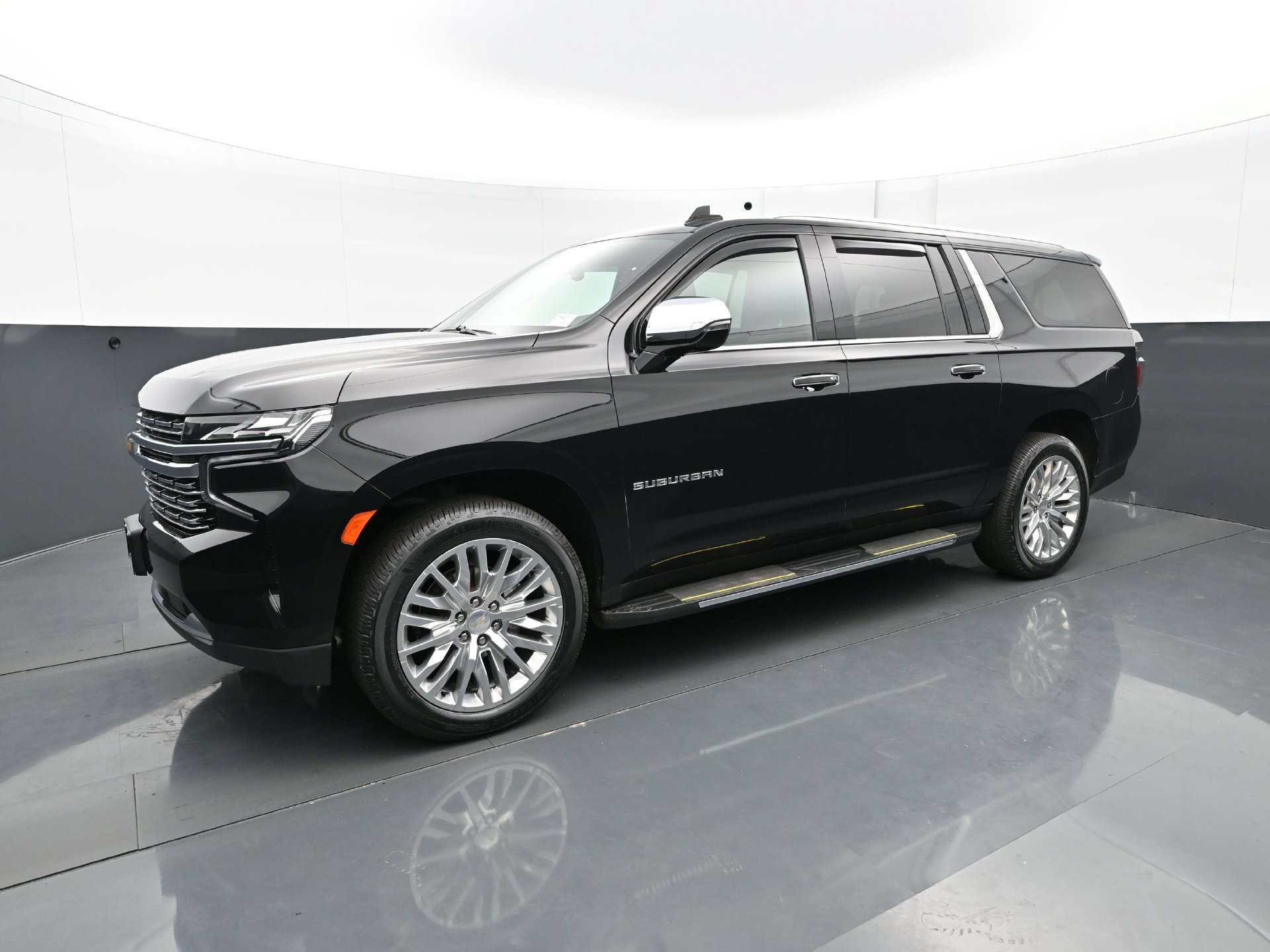 Used 2023 Chevrolet Suburban Premier AWD/4WD image 2