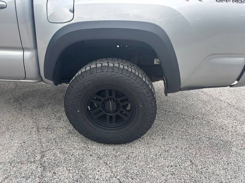Used 2018 Toyota Tacoma TRD Off-Road w/ Technology Package AWD/4WD image 7