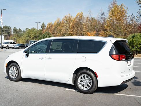 New 2026 Chrysler Voyager LX image 7