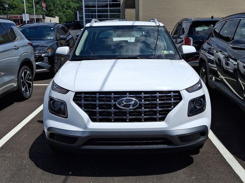Used 2023 Hyundai Venue SEL w/ Cargo Package FWD image 2