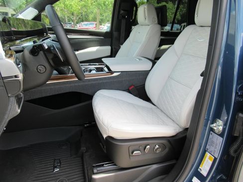 New 2026 Cadillac Escalade Platinum Luxury w/ LPO, Radiant Package AWD/4WD image 22