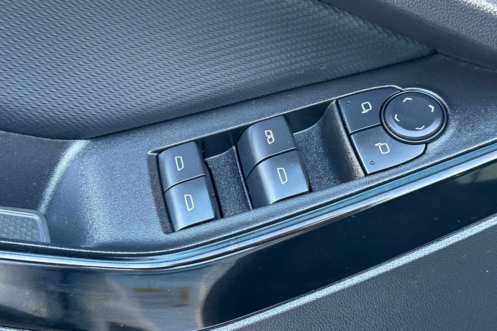 Certified 2025 Chevrolet Equinox LT FWD image 12