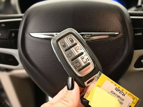 Used 2024 Chrysler Pacifica Touring-L FWD image 35