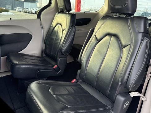 Used 2022 Chrysler Pacifica Touring-L image 18