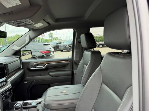 Used 2025 Chevrolet Silverado 1500 LT Trail Boss w/ Convenience Package II AWD/4WD image 13