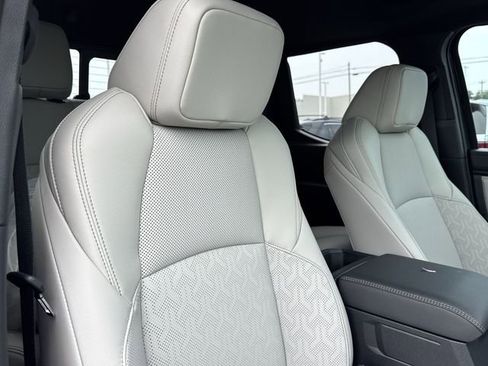 Used 2025 Toyota Tacoma Limited AWD/4WD image 24