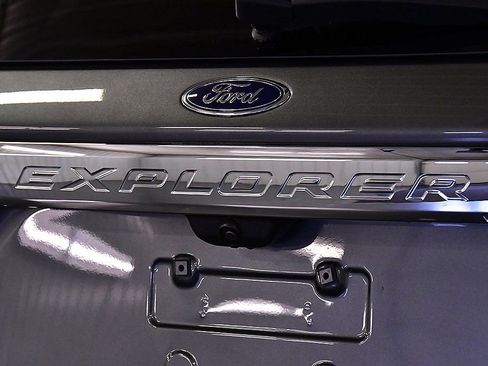 Used 2023 Ford Explorer XLT image 10