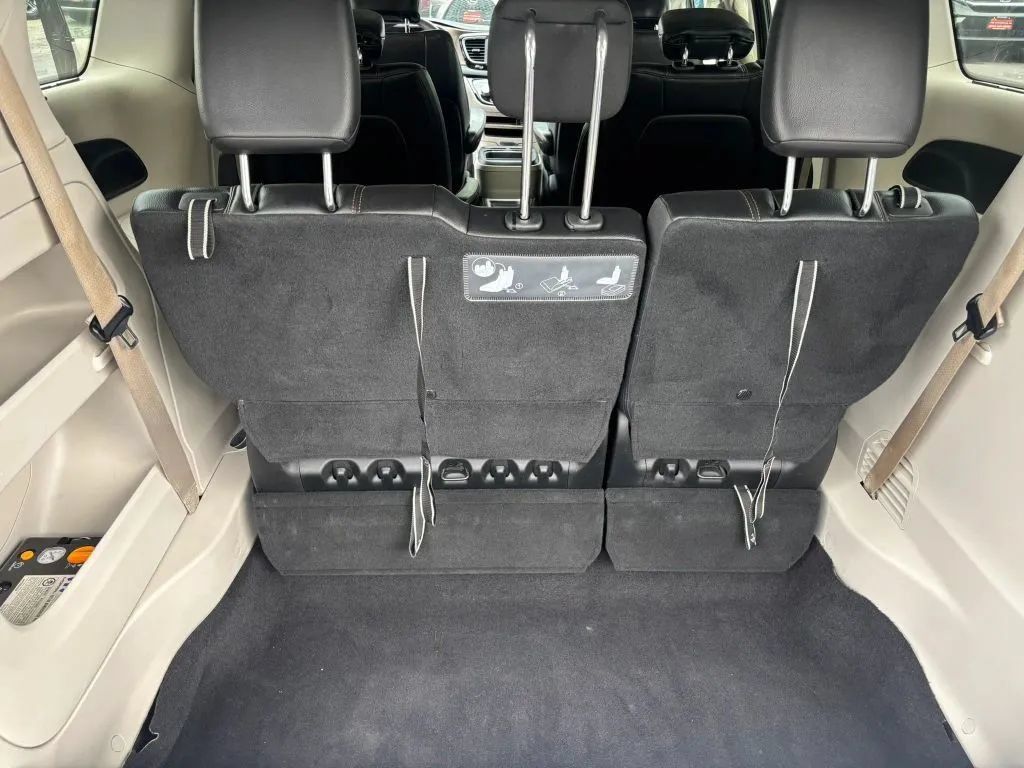 Used 2018 Chrysler Pacifica Touring-L FWD image 15
