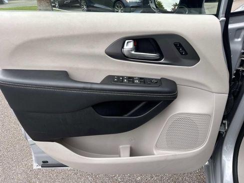 Used 2024 Chrysler Pacifica Touring-L FWD image 20