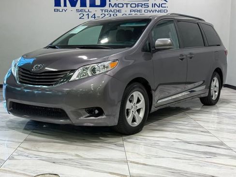 Used 2017 Toyota Sienna LE image 2