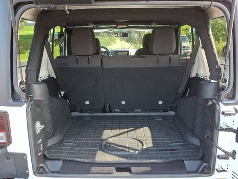 Used 2017 Jeep Wrangler Unlimited Sahara w/ Connectivity Group AWD/4WD image 27