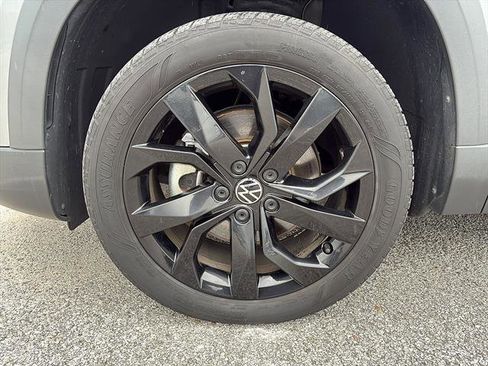 Used 2023 Volkswagen Taos SE w/ Panoramic Sunroof Package FWD image 9