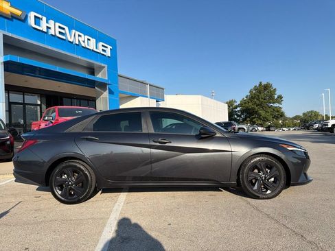 Used 2022 Hyundai Elantra SEL w/ Preferred Accessory Package FWD image 2
