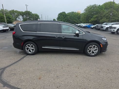 Used 2023 Chrysler Pacifica Limited FWD image 2