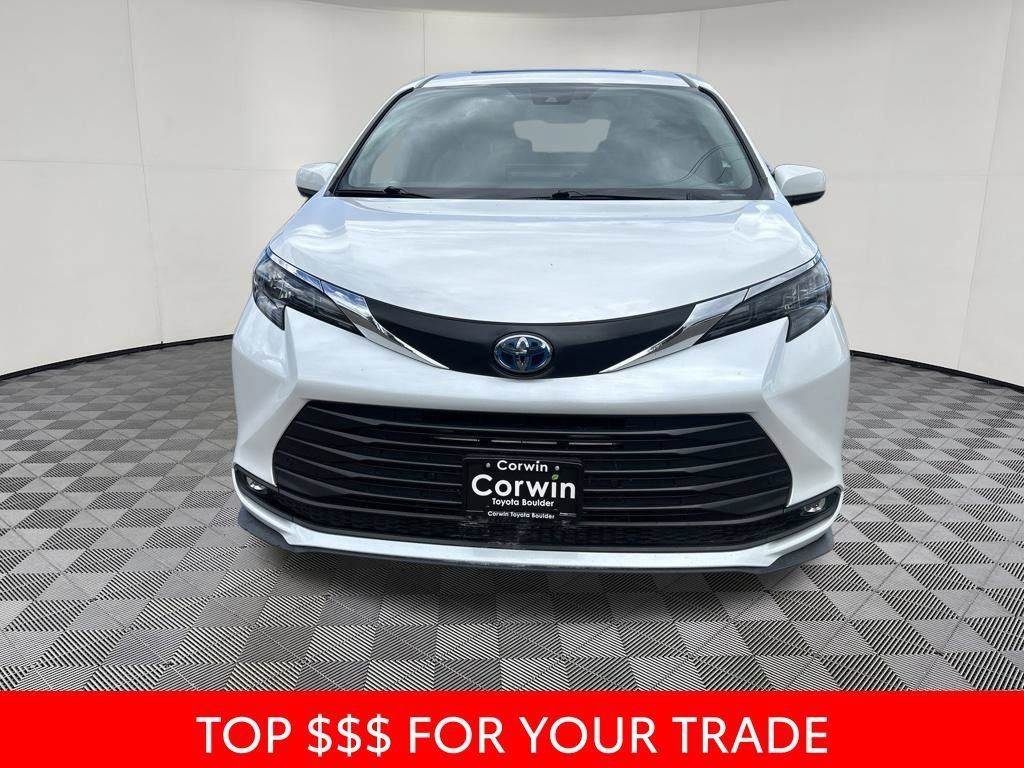 Used 2025 Toyota Sienna XLE AWD/4WD image 2