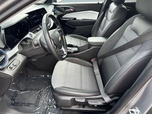 Used 2025 Chevrolet Trax LT w/ LT Convenience Package FWD image 10